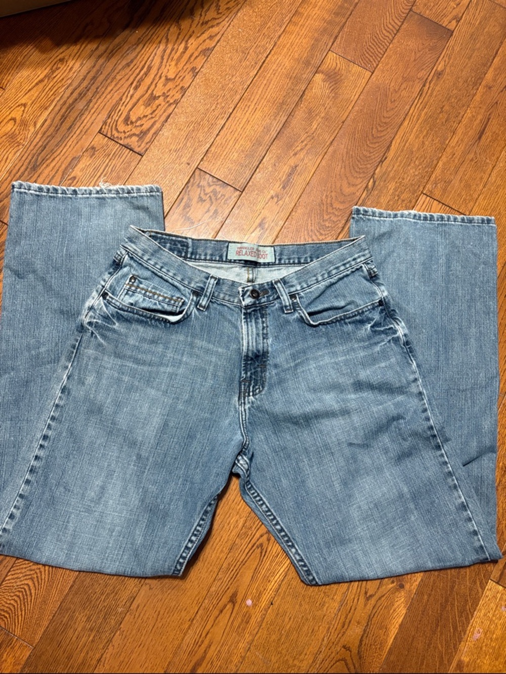 31x30 Wrangler Relaxed Boot Blue Jeans asymmetrical detail 5 pocket retro feel
